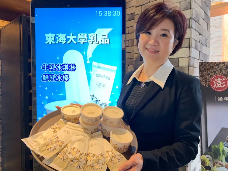 「溫十八」溫體牛肉鍋餐廳總經理蕭淑惠開心端出今起店內供應的東海大學鮮乳冰淇淋。曾雪蒨攝