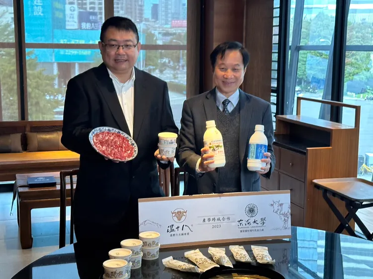 「溫十八」餐飲有限公司創辦人陳冠志董事長(左)與東海大學校長張國恩(右)簽署合作契約。曾雪蒨攝