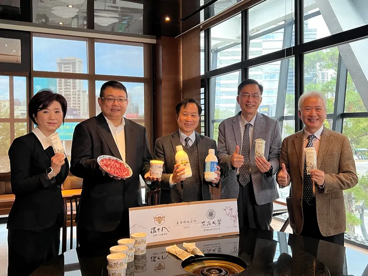 東海大學首次跨界與溫十八餐廳合作，將校內手工冰淇淋推廣到校外。曾雪蒨攝