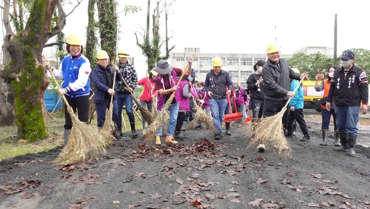 為加強為民服務，讓市民歡度新年，宜蘭市公所清潔隊春節期間將停止非必要休假，調整出勤時間，加班服務積極清運垃圾維持市容。公所提供