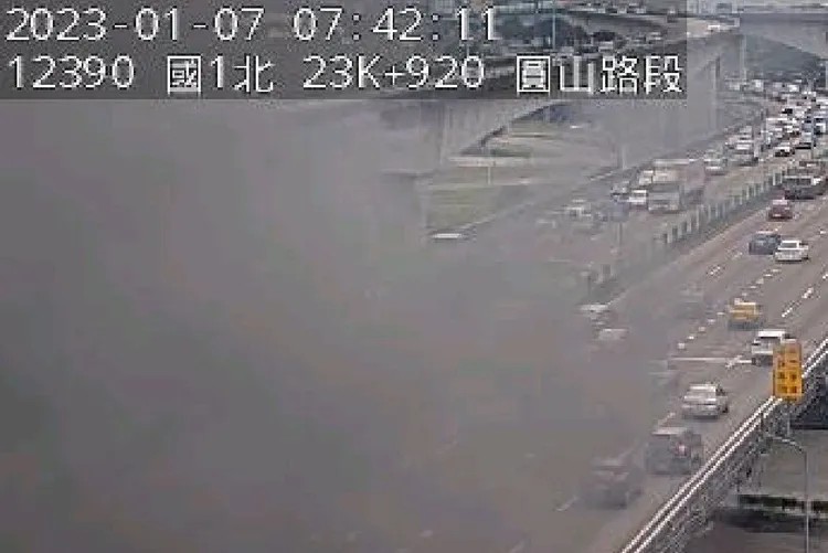 現場黑煙直竄天際，已影響到往來行車安全。翻攝畫面