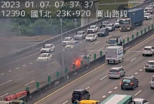 國1圓山段火燒車黑煙竄天際 回堵4公里!駕駛幸運及時逃生