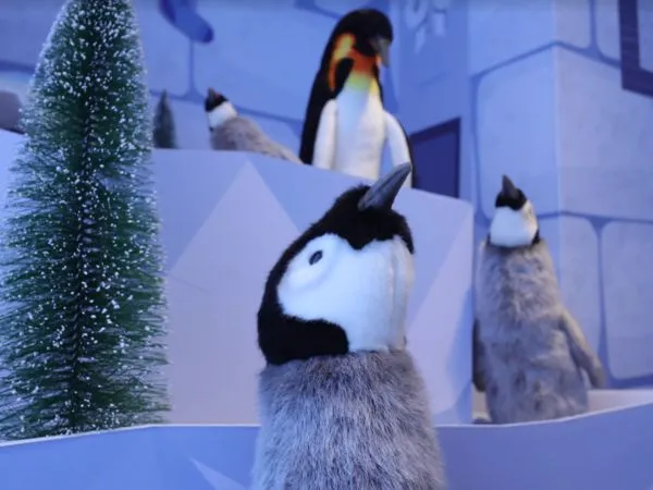 位於停車場手扶梯的皇帝企鵝。宏匯廣場提供