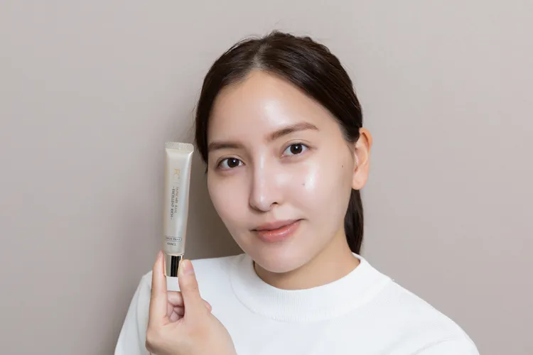 Model示範使用FANCL亮澤盈潤隔離霜。品牌提供