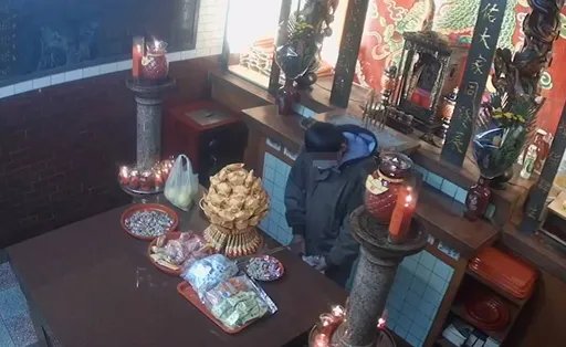 假拜拜真行竊！桃園男子自製釣竿　「釣」香油錢被逮正著