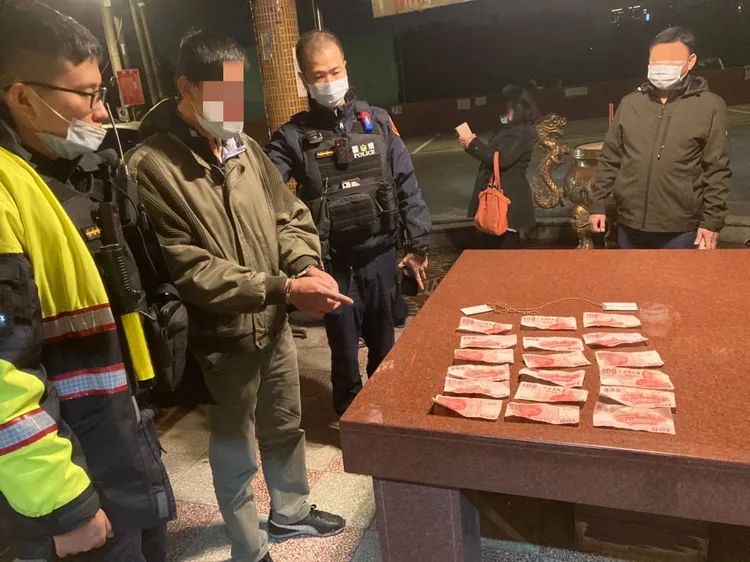 警方起出被偷走的18張百元鈔。大園警分局提供