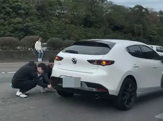 現場民眾待援。翻攝畫面