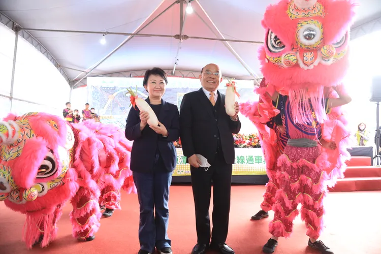 蘇貞昌、盧秀燕同時出席國道四號豐潭段通車典禮。台中市政府提供