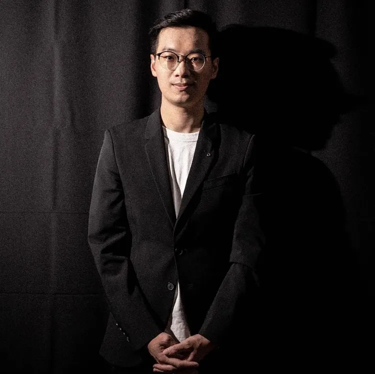 當事男主角外型文青。取自陳俊言臉書