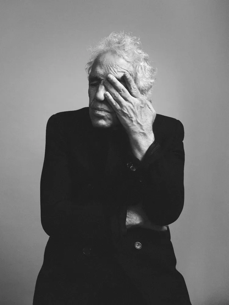 美國導演Abel Ferrara在英國攝影師David Sims的黑白鏡頭下，本色演出戲劇張力十足的肢體表情。品牌提供