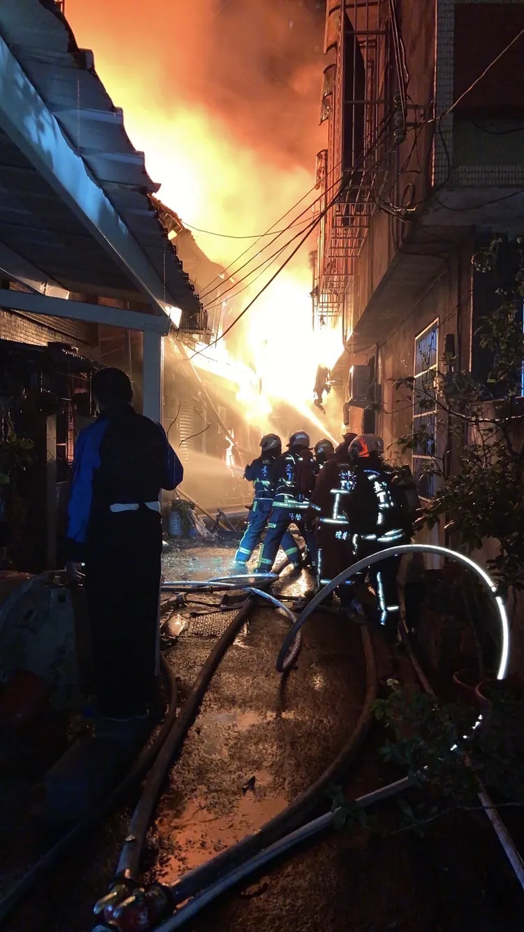 現場火勢猛烈。民眾提供