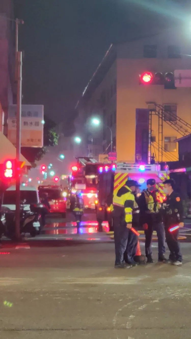 附近道路擠滿消防車。翻攝記者爆料網