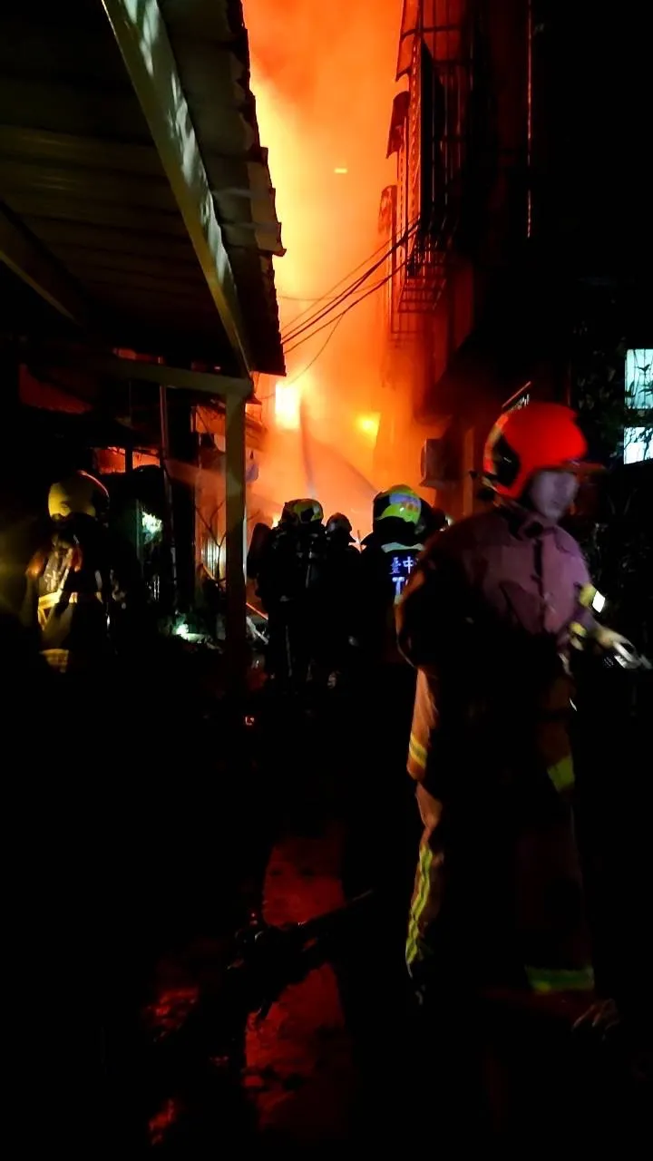現場火勢濃煙猛烈。翻攝記者爆料網