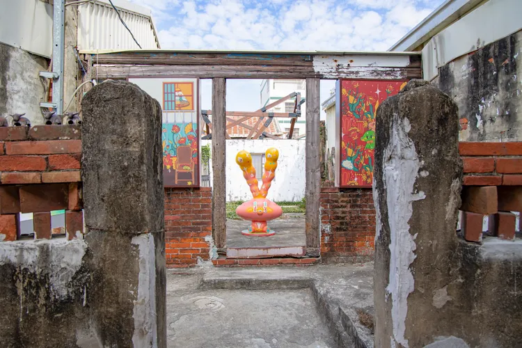 老厝內有深具現代感的DILO兔。文化局提供