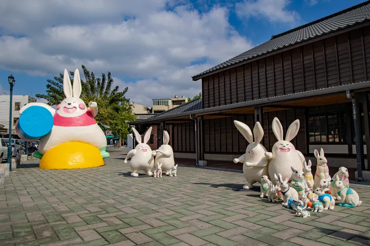 永成戲院前兔群姿態不一，相當好拍。文化局提供