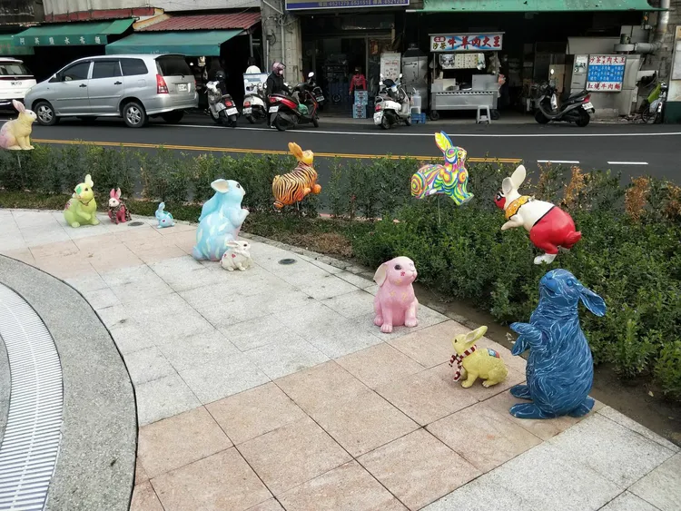 伽藍廟前噴水池也有設置彩繪兔子裝置。文化局提供