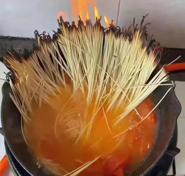 第一次看到麵條會煮到起火。翻攝爆廢公社二館