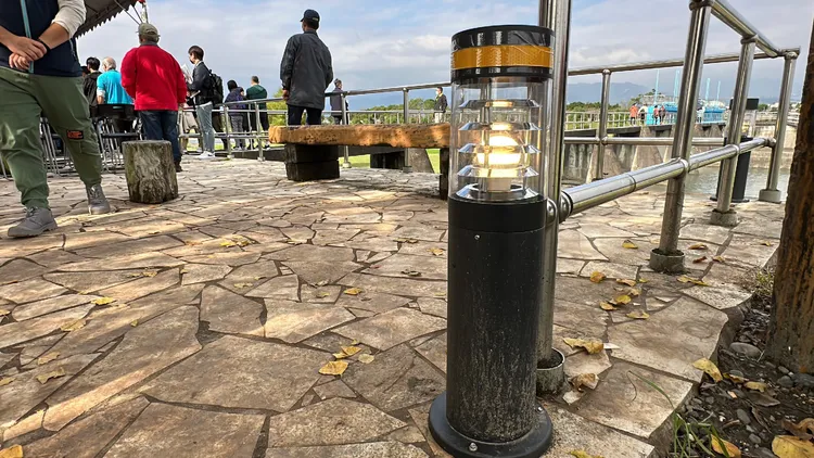 發電後的電力供應安農溪右岸自行車道照明及景觀燈使用。林泊志攝