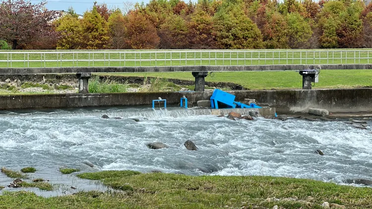 微水力發電設備利用安農溪水帶動機組進行發電。林泊志攝