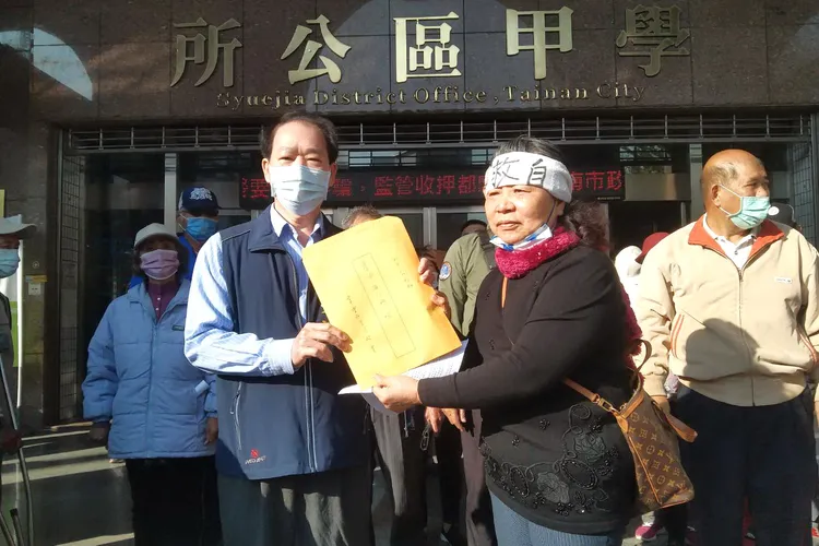 自救會遞交陳情書給公所主秘。王志弘攝