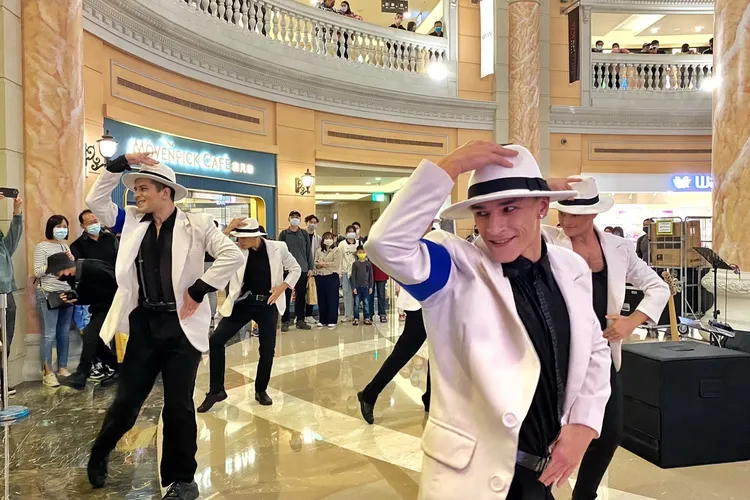 義大跨年活動，從白天開始就有許多表演。義大世界提供