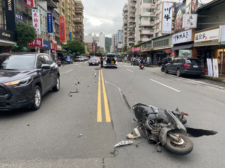 陳男機車遭追撞摔至對向，又被王女撞上飛出。警方提供