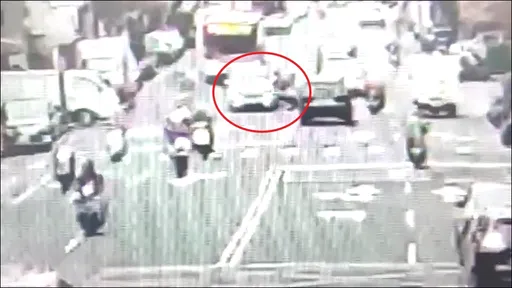 新北男騎車左轉被撞飛 人車摔對向車道險遭輾