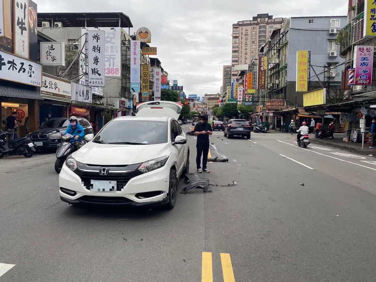 白色休旅車駕駛鐘男，疑似未注意車前狀況，撞上陳男後停下。警方提供