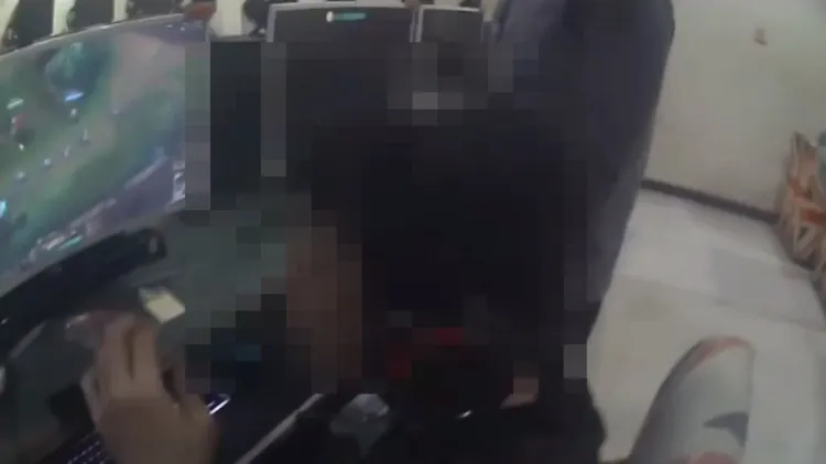 劉行竊後在電玩店打電動，被警查獲。讀者提供