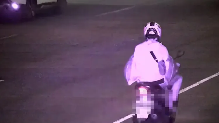 劉男騎著偷來機車去打電動。讀者提供