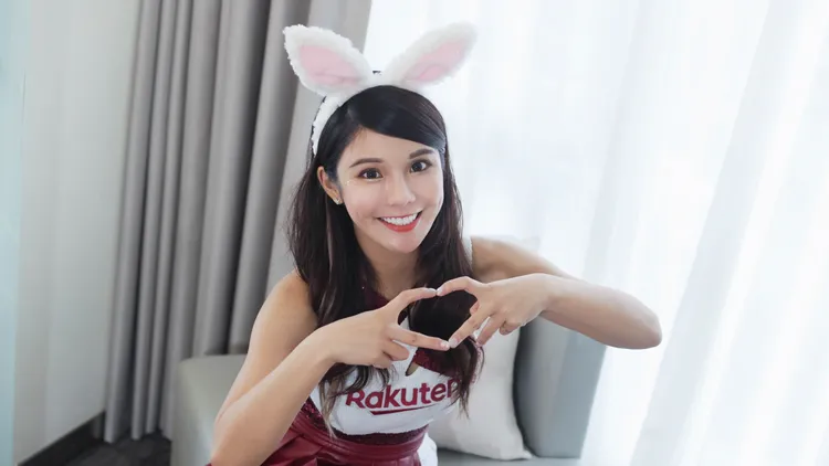 啦啦队女神琳妲扮成可爱兔女郎向大家拜年。彭欣伟摄
