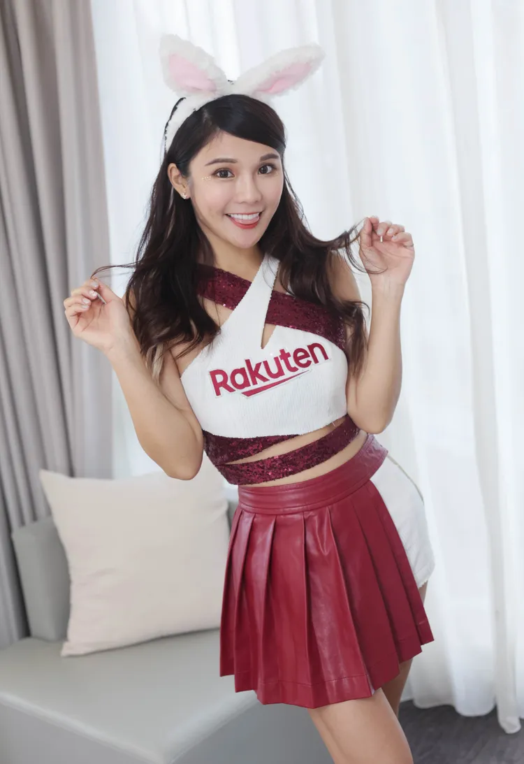 戴上兔耳朵，變身可愛兔女郎。彭欣偉攝