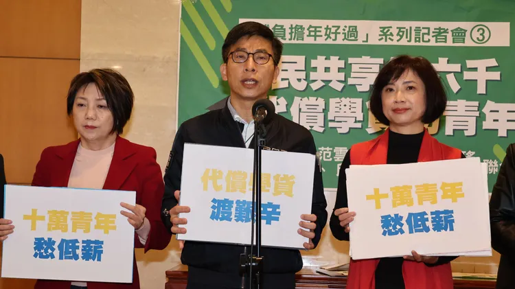 鍾佳濱建議，由教育部投入40億接受申請代償今年度應償還的就學貸款，幫助青年度過不景氣與債務困境。莊宗達攝