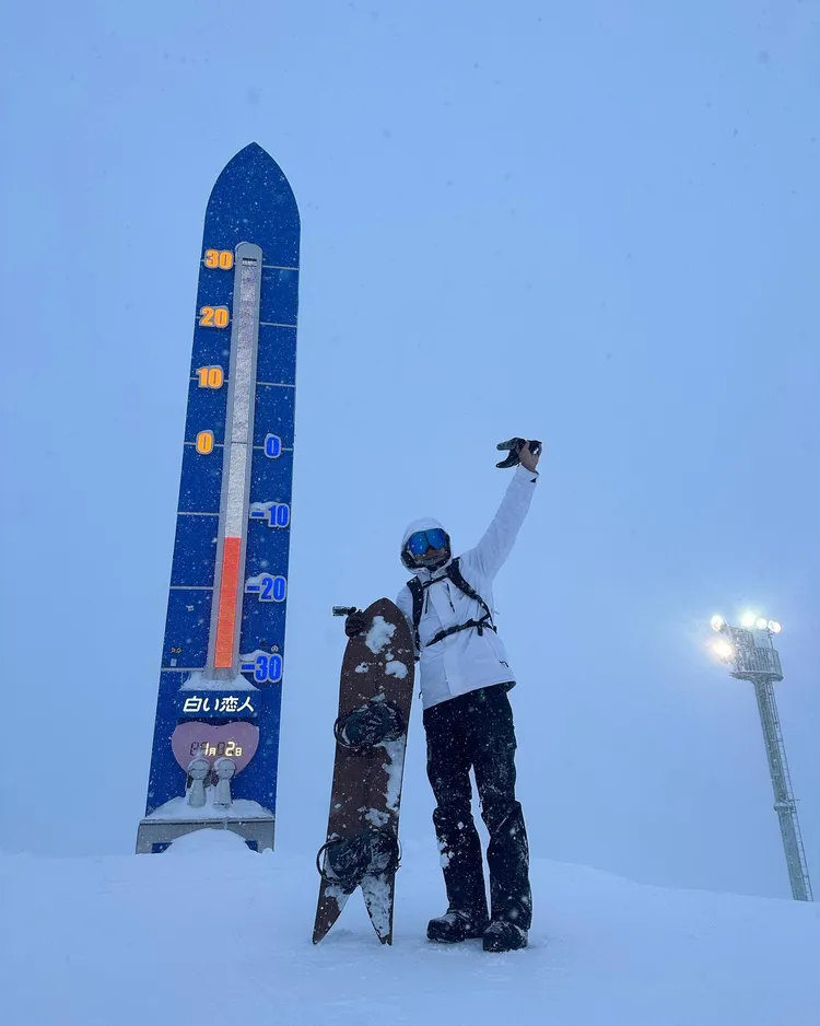 姚元浩和心愛的雪板拍照。引自姚元浩臉書