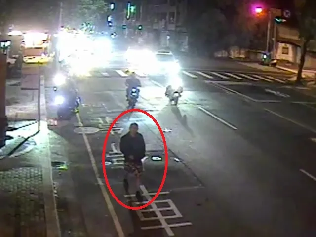 監視器拍下劉男棄車後步行逃逸。民眾提供