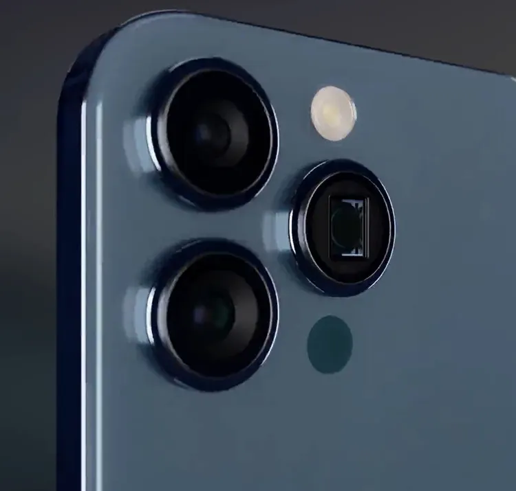 不僅兩側實體按鈕全消失，還變回提升手感的圓角邊框，而且背面沒有圍繞3個鏡頭的矩形凸起。翻攝AppleTrack的推特