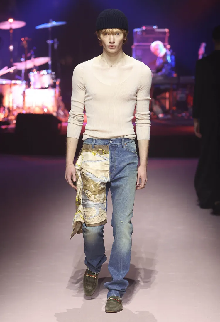 復古風格的軟呢圍巾做為牛仔長褲的補丁裝飾。品牌提供