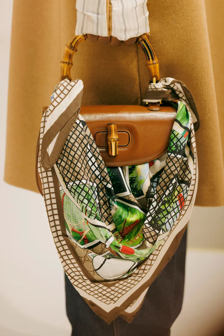 復古風格的軟呢圍巾繫在包包上。品牌提供