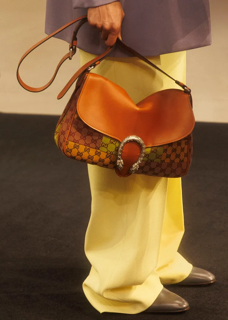 Dionysus酒神包去掉了原有的裝飾結構，僅保留經典的雙虎頭馬蹄扣並搭配全新皮革背帶。品牌提供