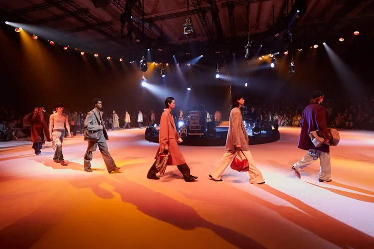 GUCCI 2023秋冬男裝系列以「即興創作」定調，重新詮釋經典紳士衣櫥設計。品牌提供