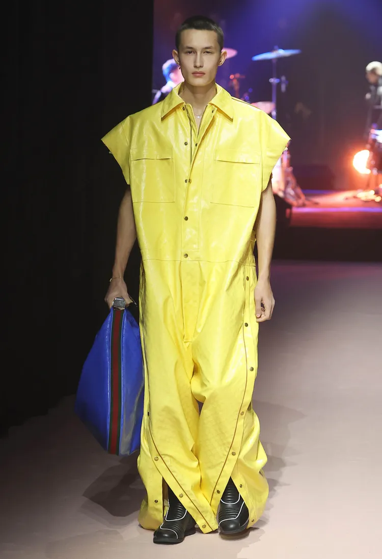 經典塗層GG帆布採用漆面設計呈現具光澤與鮮豔色彩的嶄新Crystal GG風貌，運用設計出連身工作褲。品牌提供