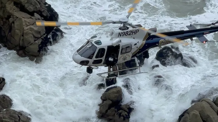 警方出動直升機將4人救出。翻攝自San Mateo County S.O推特