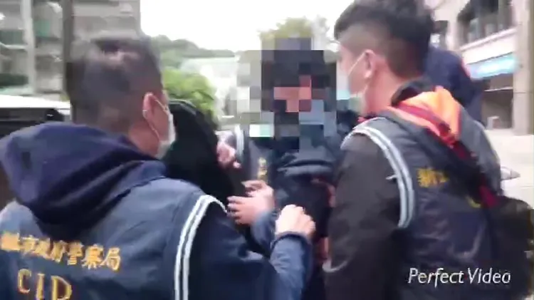 警方將張男逮捕準備帶回警局。中和警分局提供