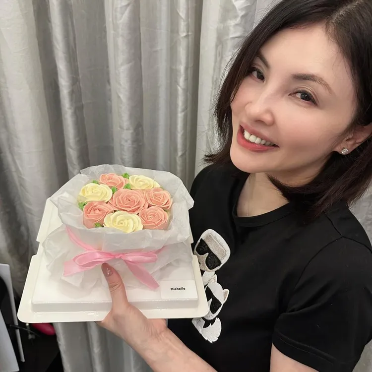 何如芸收到經紀公司跨海送來的玫瑰花束造型蛋糕。翻攝何如芸臉書