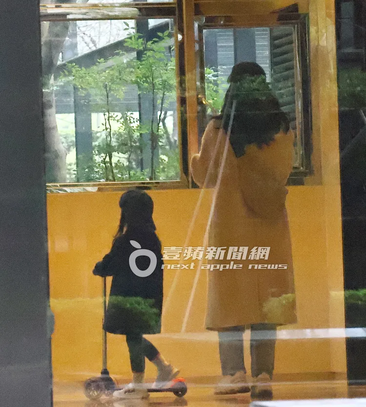 一家人熟門熟路搭電梯上樓。特勤中心攝