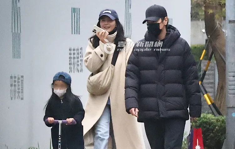 當天高圓圓（中）邊走邊講電話，心情看似不錯。特勤中心攝