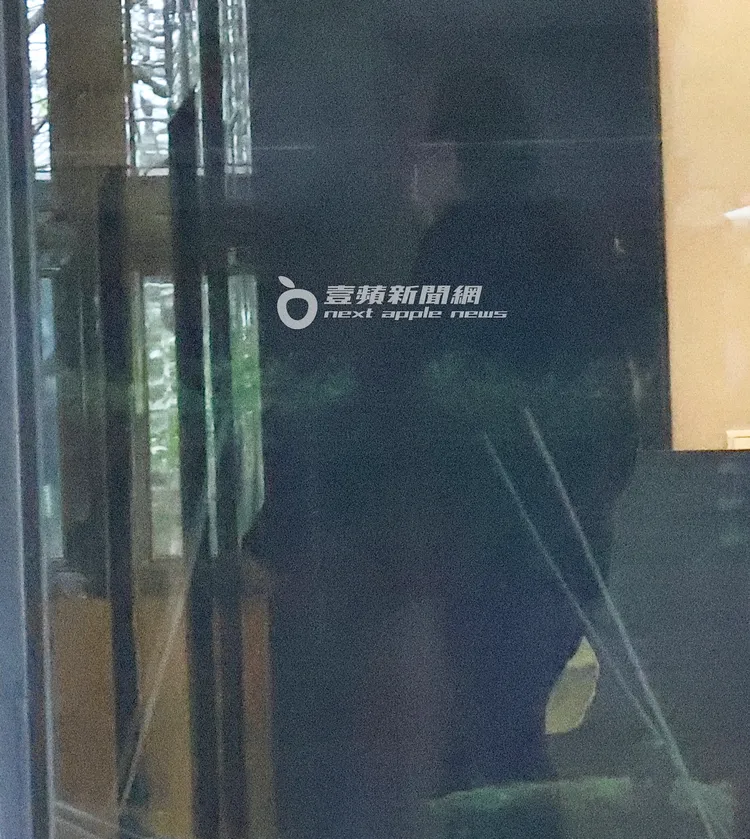 趙樹海提著疑似食物的袋子回家。特勤中心攝