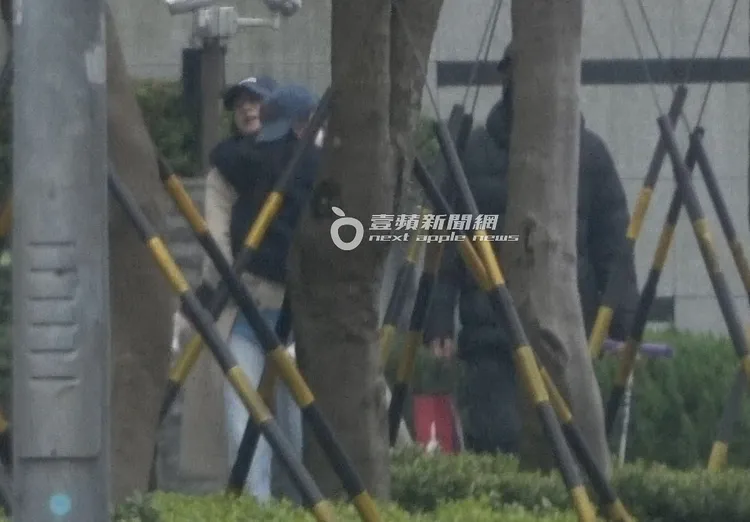 過沒多久，高圓圓（左）抱著女兒Rhea從住處走出。特勤中心攝