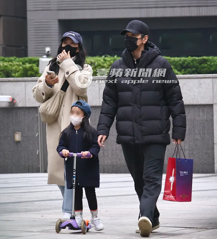 高圓圓（左）戴起黑色口罩，一家人一起返家。特勤中心攝