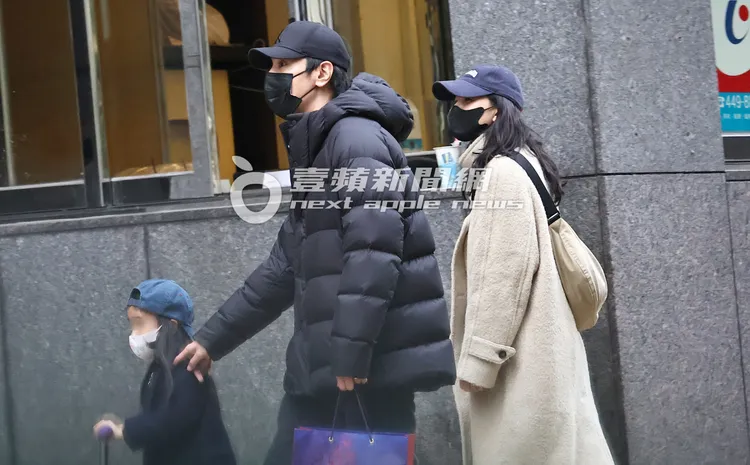 進家門前，趙又廷（中）主動與物業人員打招呼。特勤中心攝